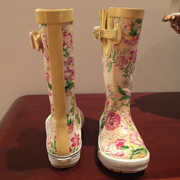 Land’s End Cutest rain boots. - Picture 7 of 8